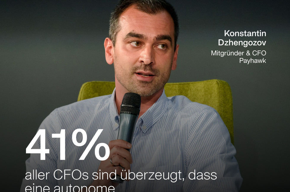 Bild von CFO Konstantin Dzhengozov, der über die Ausgabenkultur spricht.